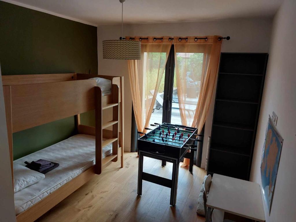 a room with two bunk beds and a window at Villa T4 avec piscine in Lucciana
