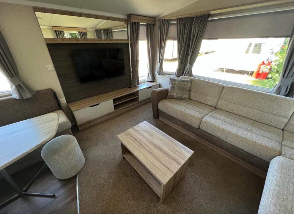 TV a/nebo společenská místnost v ubytování Seton Sands Holiday Village