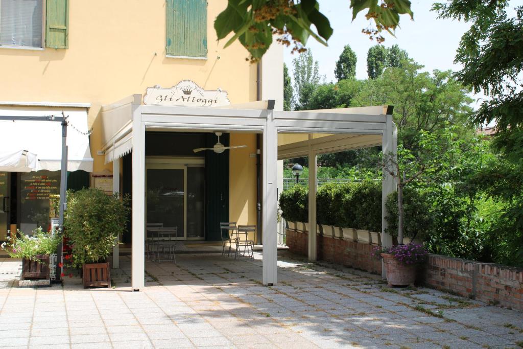 ein Gebäude mit einer Markise vor einer Terrasse in der Unterkunft Gli Alloggi De Il Piccolo Borgo in Castel Maggiore