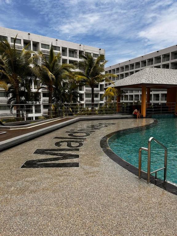 une piscine en face d'un bâtiment dans l'établissement MALDIVES (Laguna Beach Resort 3), à Jomtien Beach