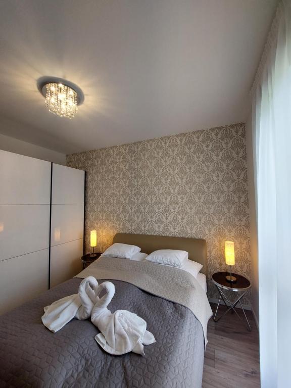 Łóżko lub łóżka w pokoju w obiekcie Paskom Apartmanház