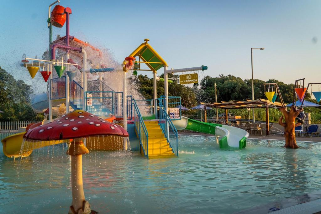Bazén v ubytování Hotel Kanali nebo v jeho okolí