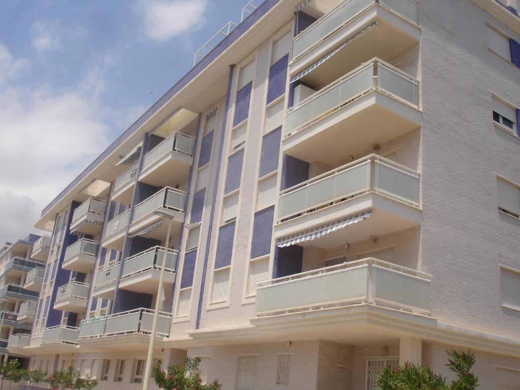 un immeuble d'appartements avec balcon sur le côté dans l'établissement Apartamentos Playa de Moncofa, à Moncofa