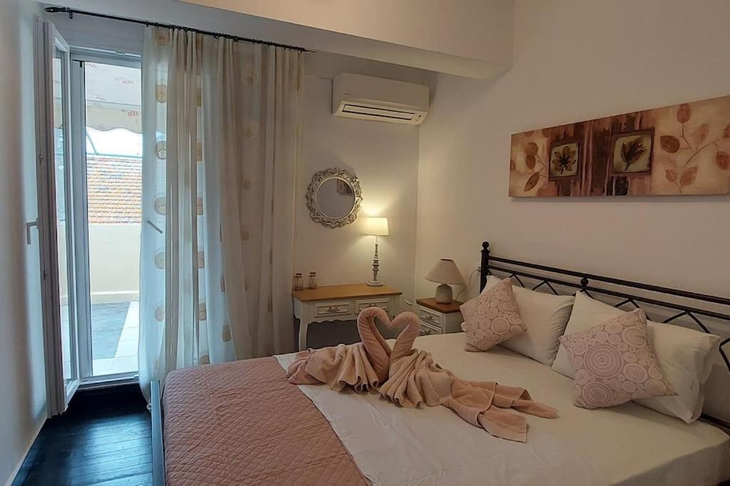 a bedroom with a bed with two towels on it at Old Port View Apartment, διαμέρισμα στο κέντρο 2 υπνοδωματίων in Corfu Town