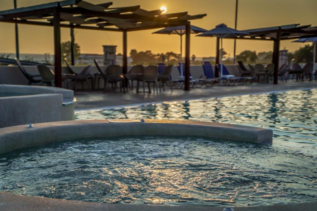 Bazén v ubytování Hotel Kanali nebo v jeho okolí