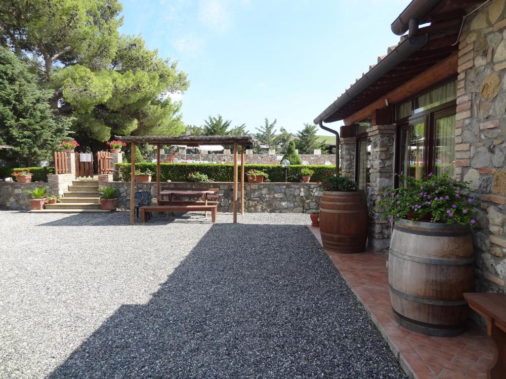 un patio con mesa de picnic y banco en Agriturismo Bandinacci, en Santa Luce