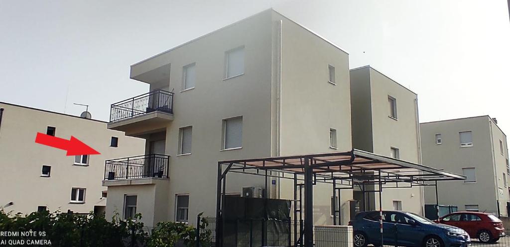 ein Gebäude mit einem roten Pfeil davor in der Unterkunft Apartment Silvana in Trogir