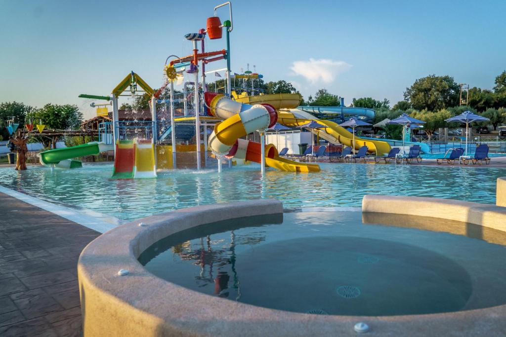 Bazén v ubytování Hotel Kanali nebo v jeho okolí