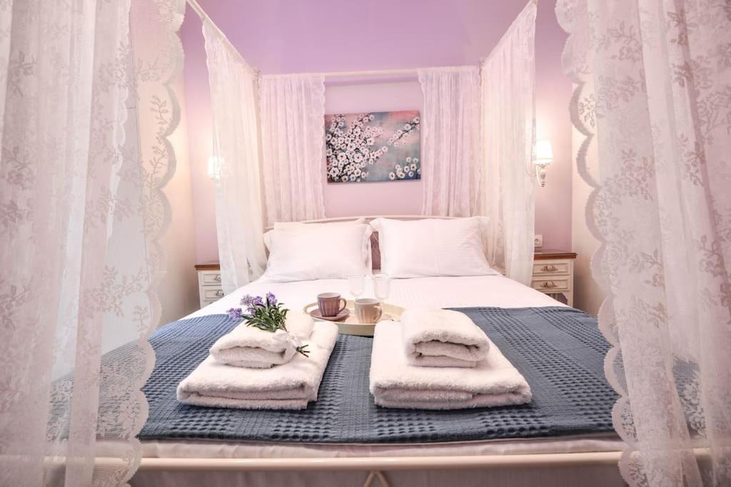 Un pat sau paturi într-o cameră la Dream Luxury Home