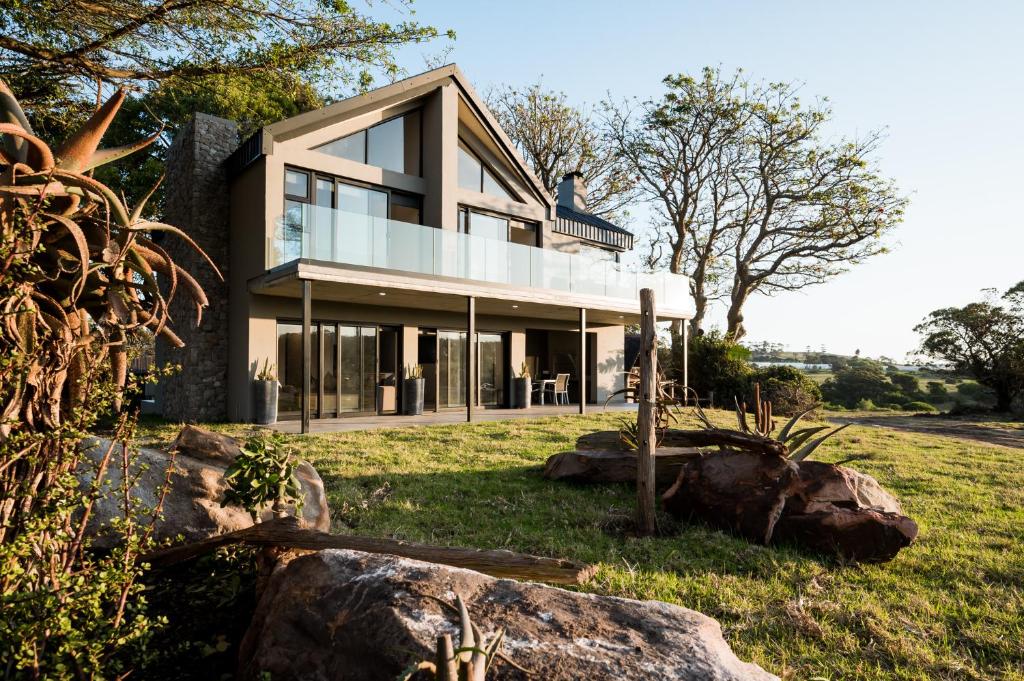 ein Haus auf einem Hügel mit Felsen davor in der Unterkunft Kragga Kamma Game Park in Port Elizabeth