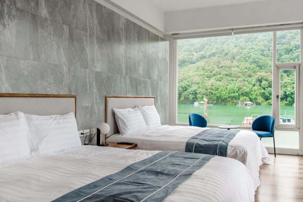Postel nebo postele na pokoji v ubytování Sun Moon Lake Shui Yang Hall