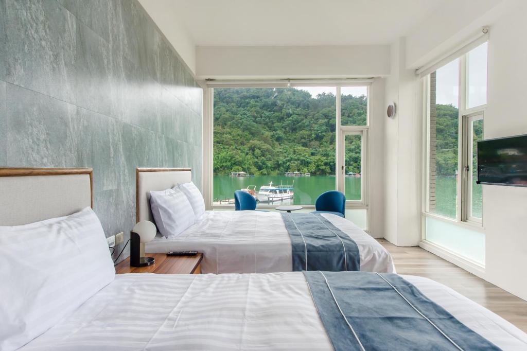 Postel nebo postele na pokoji v ubytování Sun Moon Lake Shui Yang Hall