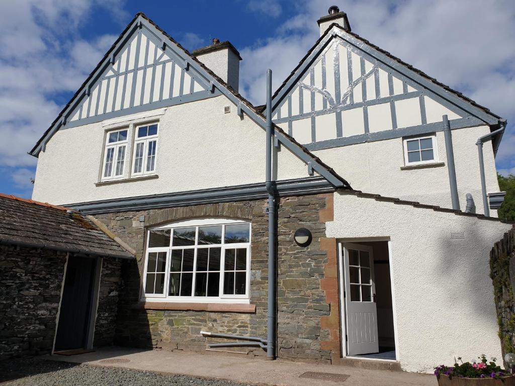 una casa blanca con techo blanco y negro en Home Farmhouse, en Rusland