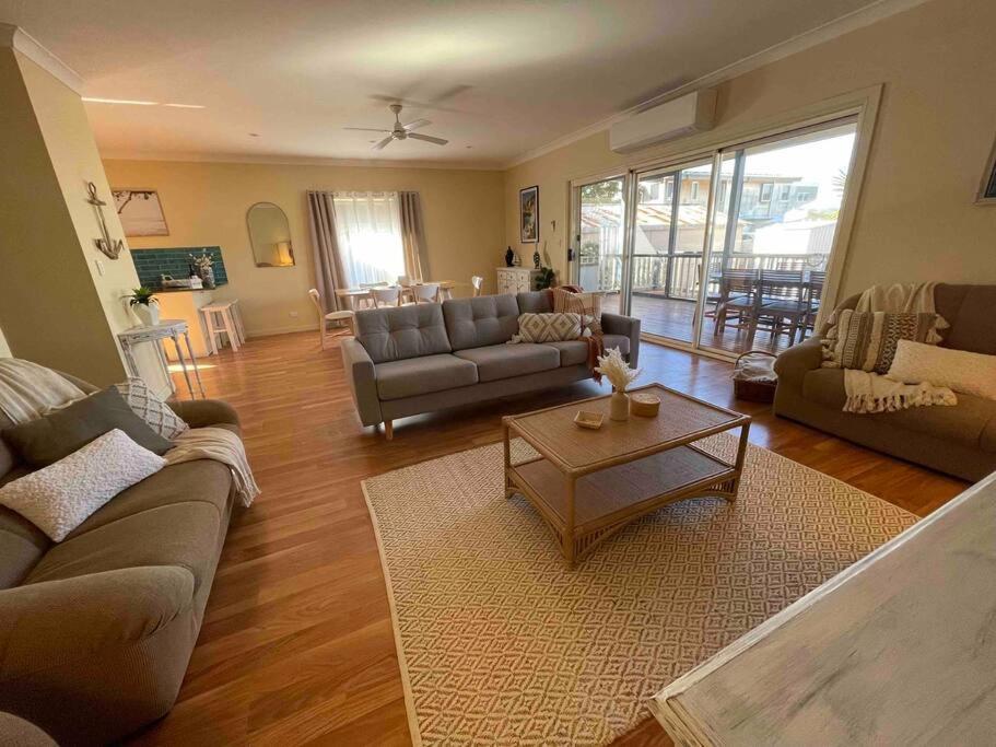 Sala de estar con sofás y mesa de centro en Award winning - Open plan Coastal Beauty in Patonga Beach - Pet Friendly, en Patonga