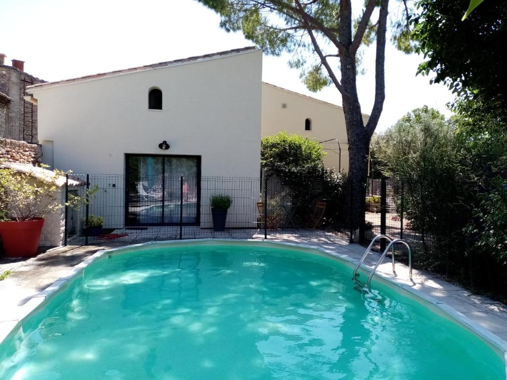 uma piscina em frente a uma casa em Gite du Piboulet em Les Granges-Gontardes