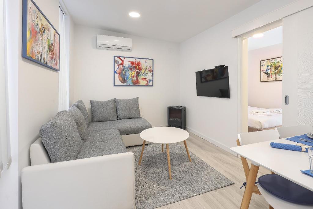 Televízia a/alebo spoločenská miestnosť v ubytovaní Residence INN Rijeka