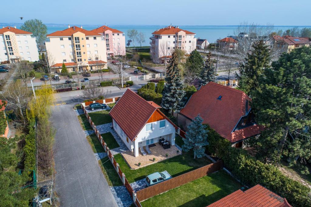 uma vista superior de uma casa com um telhado vermelho em Lisza Apartman Siófok em Siófok