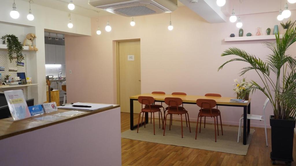 einen Konferenzraum mit einem Tisch und Stühlen in der Unterkunft Hannahstay Women Only Guesthouse in Jeju-do