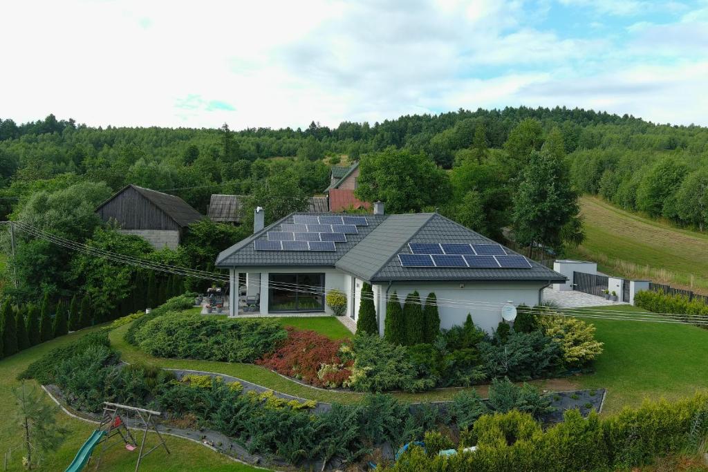 Górno的住宿－Tu lasek tam rzeczka，屋顶上太阳能电池板房子的空中景观