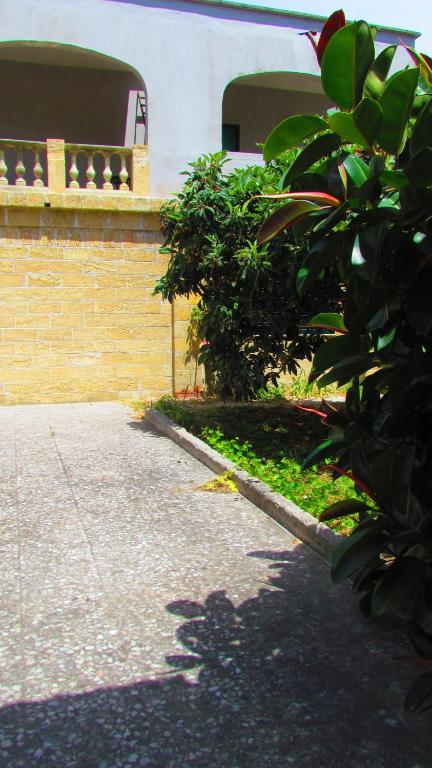 A garden outside Salento Appartamenti