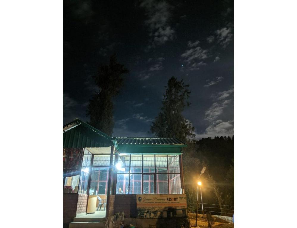 een 's nachts verlicht gebouw met een straatlicht bij Green Heaven Resort , Chakrata in Chakrata