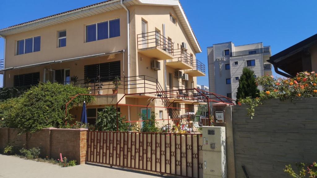 a house with a fence in front of it at Pensiunea Maria in Mamaia Sat/Năvodari