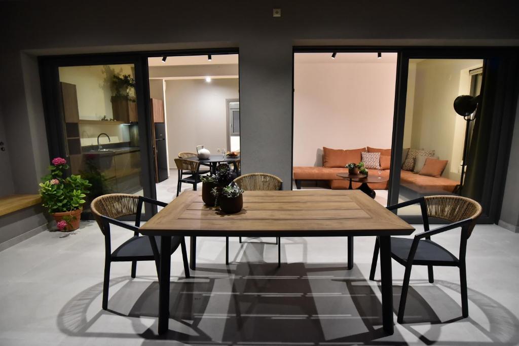 a dining table and chairs in a living room at Welcome Inn in Paleo Tsifliki