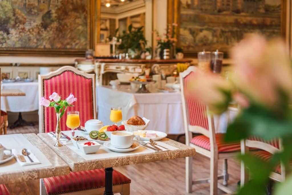 una mesa con un plato de comida. en Hôtel De France Et De Guise en Blois