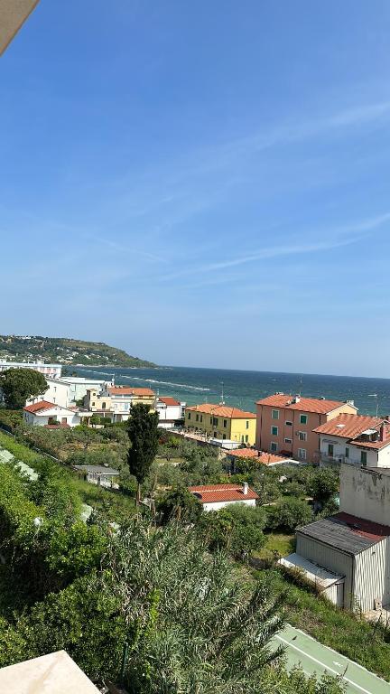 uma vista de uma cidade com o oceano ao fundo em Roby Seahouse em Fossacesia