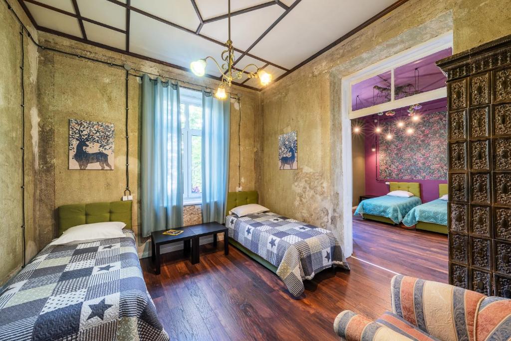 - une chambre avec 2 lits et une fenêtre dans l'établissement Guest House 32, à Sofia
