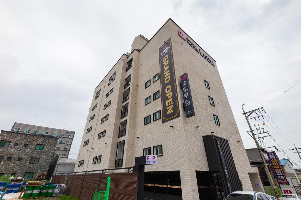 a building with a sign on the side of it at Eumseong Hotel Luem in Eumseong