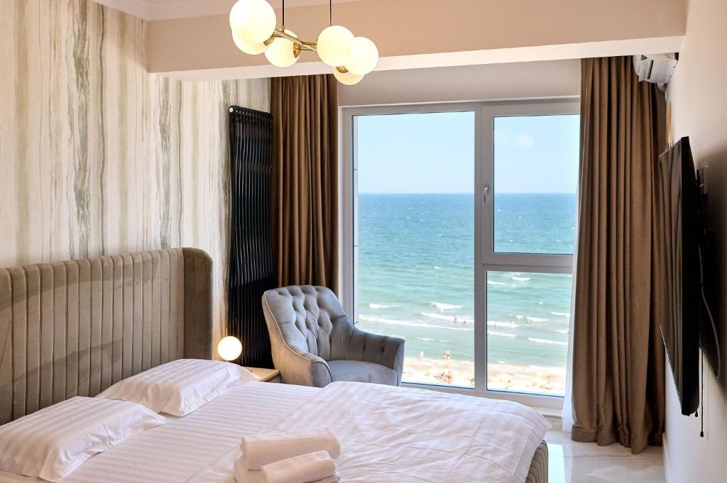 una habitación de hotel con vistas al océano en Beach Bliss Apartment in Infinity Beach Resort parking en Mamaia