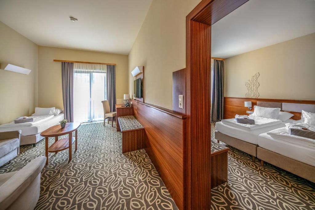 A bed or beds in a room at Relax Resort Hotel Kreischberg