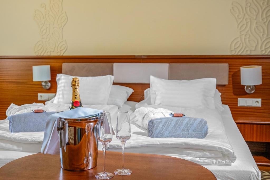 A bed or beds in a room at Relax Resort Hotel Kreischberg