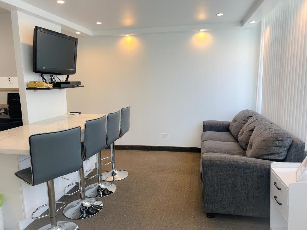 un salon avec un canapé, une table et une télévision dans l'établissement Picturesque Pacific Monarch condo, à Honolulu