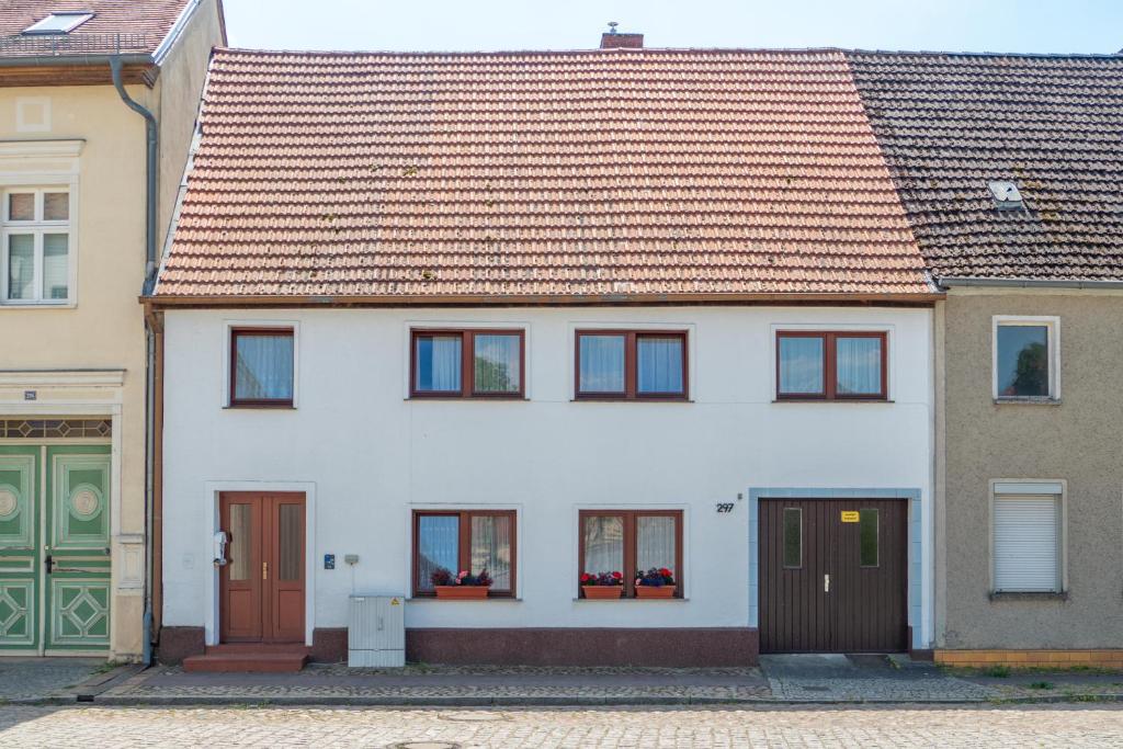 Casa blanca con techo rojo en Gemütliches Haus in Gartz/Oder, en Gartz an der Oder