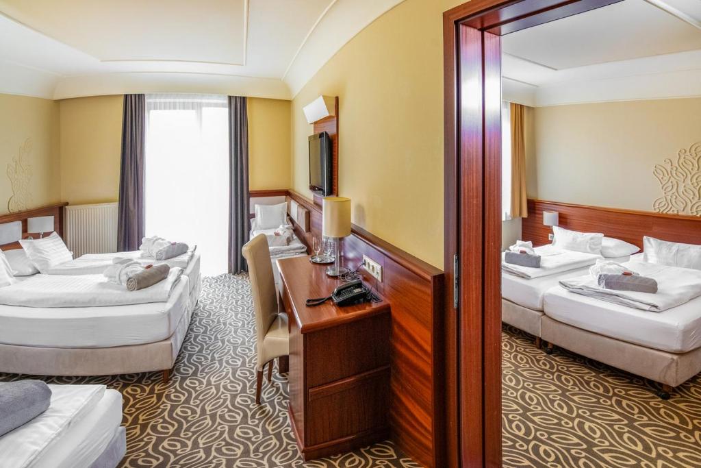 A bed or beds in a room at Relax Resort Hotel Kreischberg