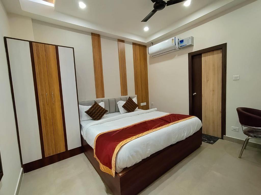 Ένα ή περισσότερα κρεβάτια σε δωμάτιο στο Royal Rooms and Banquet