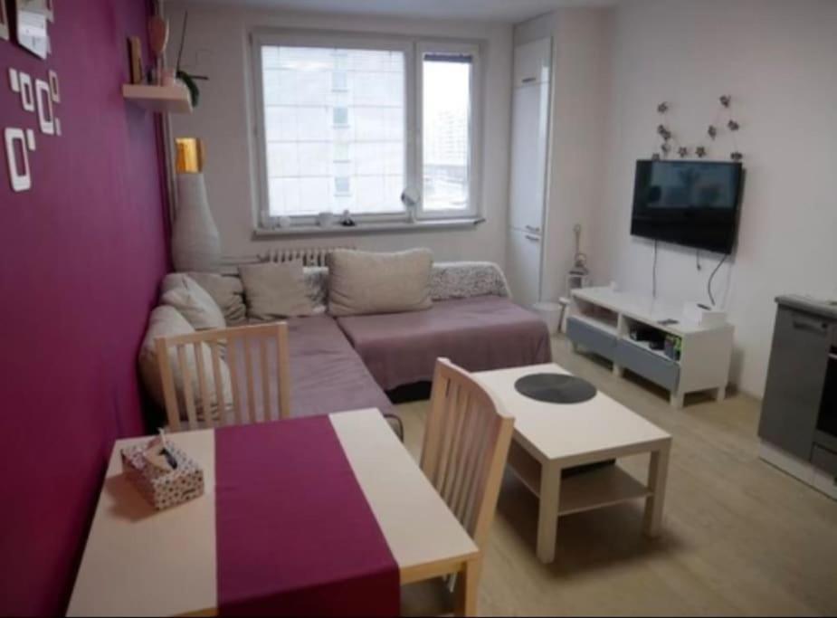 een woonkamer met een bank en een tafel bij útulný byt 2kk * homely flat 2kk in Hradec Králové