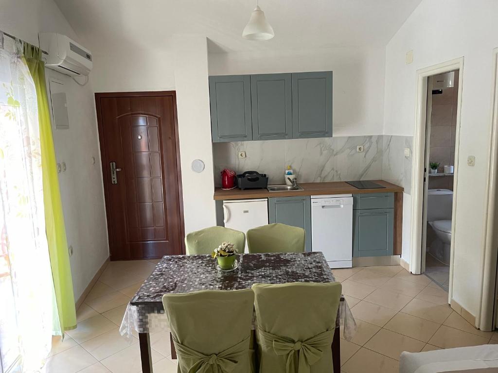 Kuchyň nebo kuchyňský kout v ubytování Apartments Mais Tisno