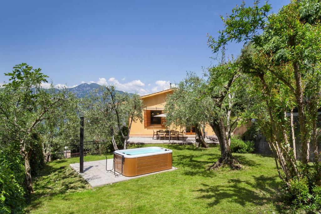 ein Haus mit einem Whirlpool im Hof in der Unterkunft Villa Carducci in Torri del Benaco