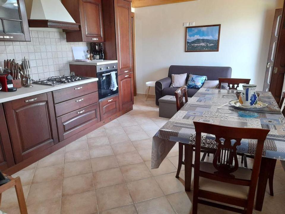 cocina y sala de estar con mesa y sofá en 2 Bedroom, 1 Bath apartment near the sea, en Casal Velino