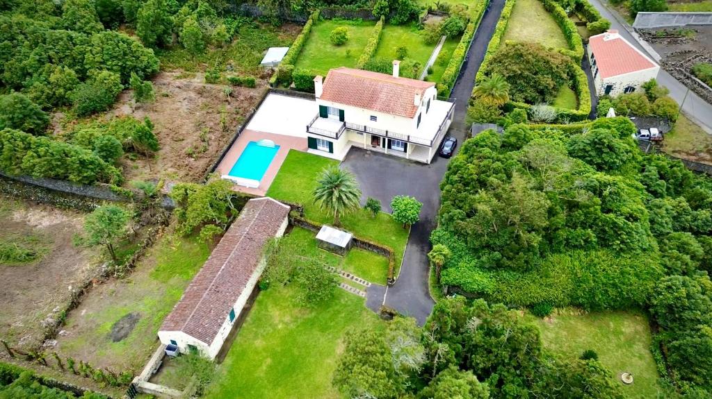 una vista aérea de una casa con piscina en Quinta da Lu - Azorean Villa, en Ribeira Grande