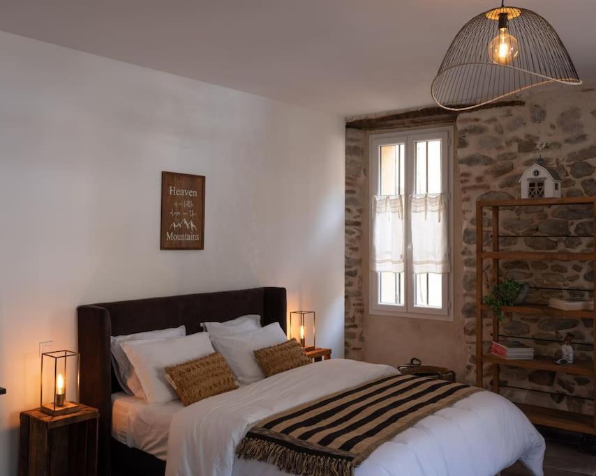 Un dormitorio con una cama grande y una ventana en Studio cosy ☆☆☆ au coeur de la Vallée de la Rotja en Sahorre