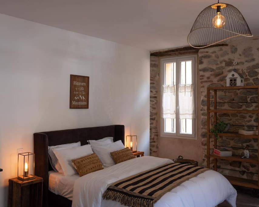 una camera da letto con un letto grande e una finestra di Studio cosy ☆☆☆ au coeur de la Vallée de la Rotja a Sahorre