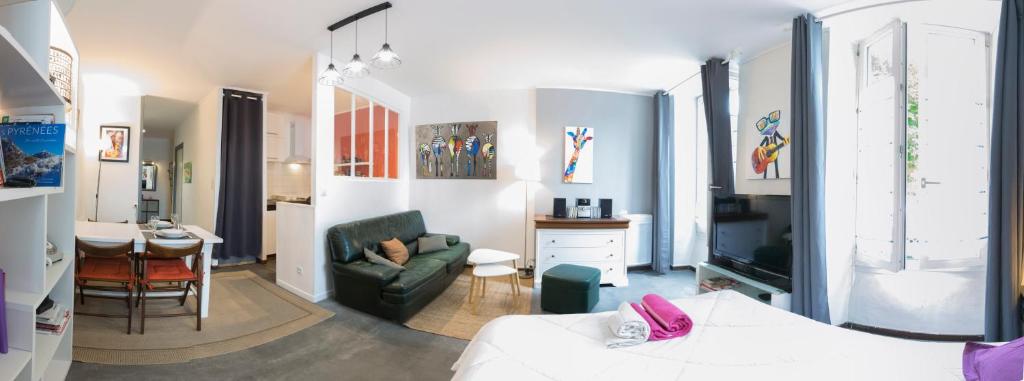 Zimmer mit einem Bett und einem Wohnzimmer in der Unterkunft Studio Tarbes Marcadieu in Tarbes