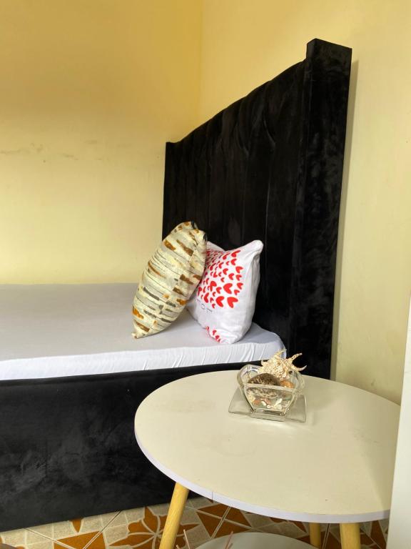 2 almohadas sentadas en una litera junto a una mesa en Happy home en Arusha
