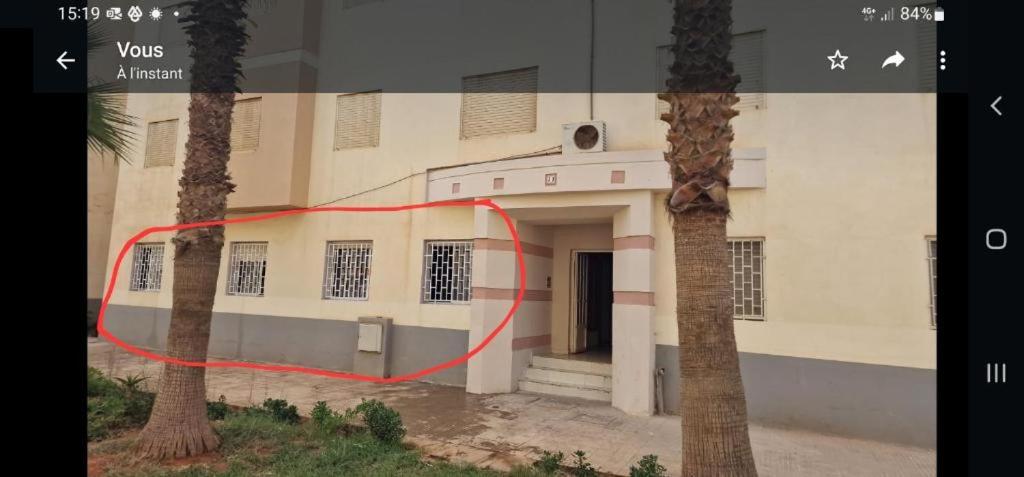een foto van een gebouw met een rode lijn eromheen bij appartement les Jardins de la Moulouya in Saidia 