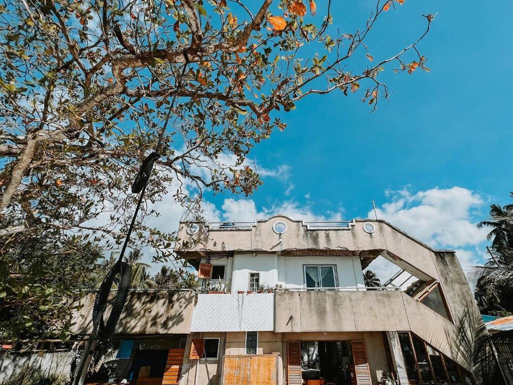 un edificio con un cielo azul en el fondo en Sea Me, en Kansaloay