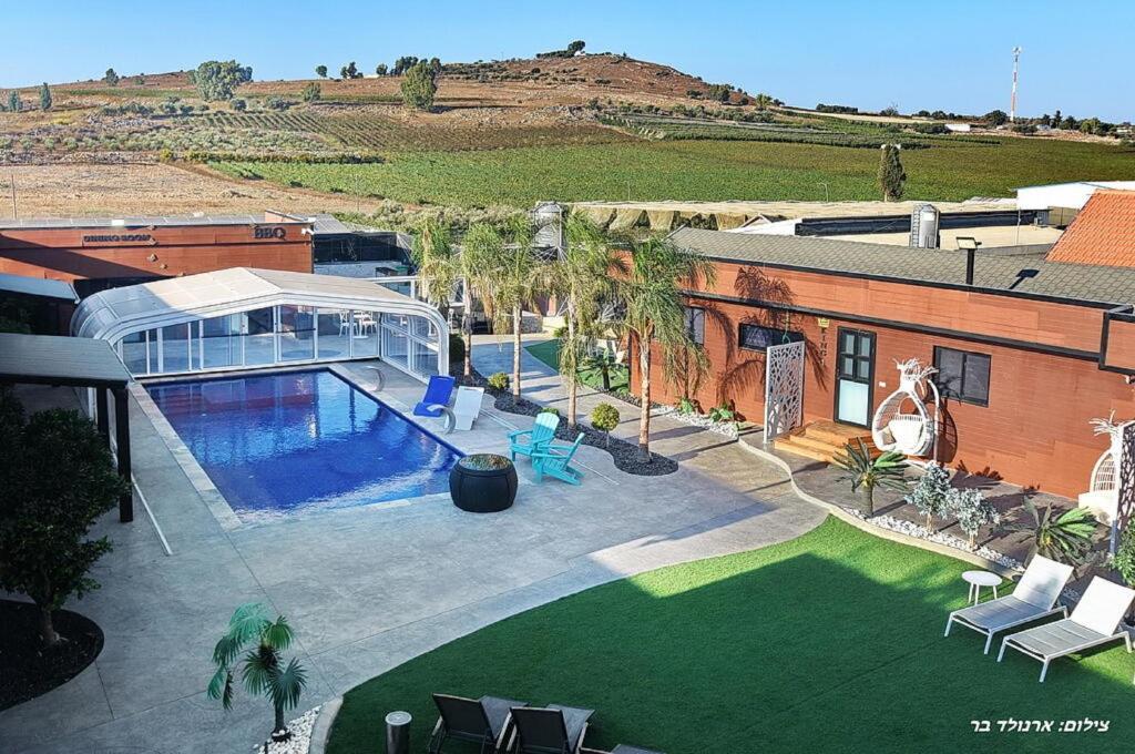 Piscina a אוטופיה בצפון - מתחם אירוח מפואר o a prop